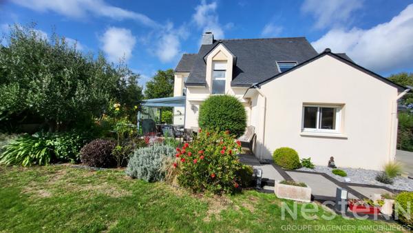 Maison contemporaine offrant une vie de plain de pied, à proximité du bourg
