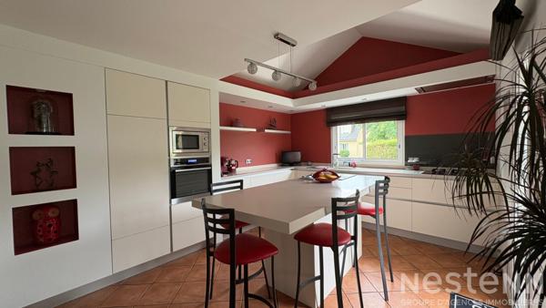 Maison contemporaine offrant une vie de plain de pied, à proximité du bourg
