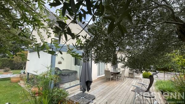Maison contemporaine offrant une vie de plain de pied, à proximité du bourg