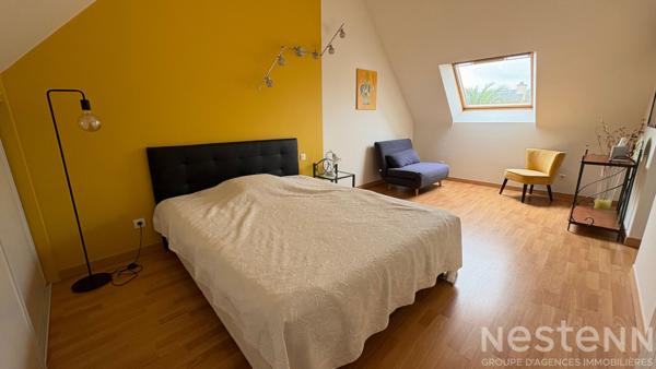 Maison contemporaine offrant une vie de plain de pied, à proximité du bourg