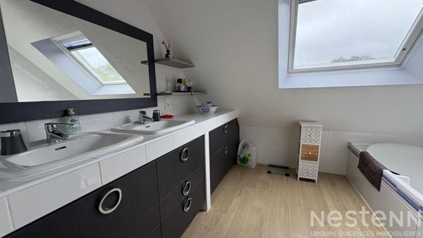 Maison contemporaine offrant une vie de plain de pied, à proximité du bourg