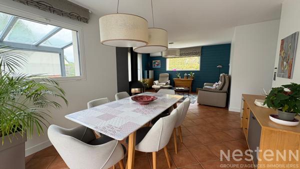 Maison contemporaine offrant une vie de plain de pied, à proximité du bourg