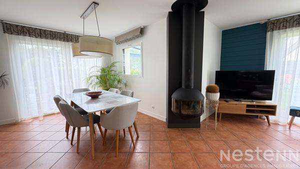 Maison contemporaine offrant une vie de plain de pied, à proximité du bourg
