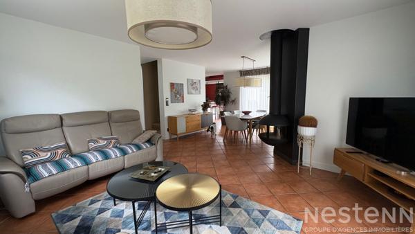 Maison contemporaine offrant une vie de plain de pied, à proximité du bourg