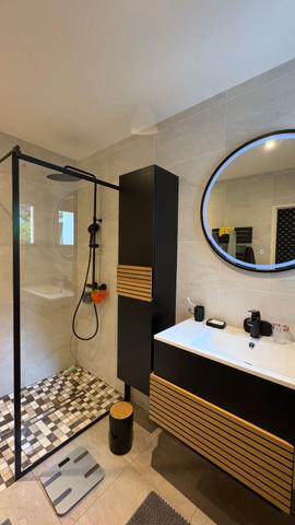 Maison contemporaine offrant une vie de plain de pied, à proximité du bourg