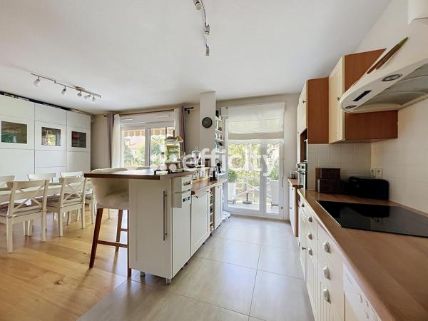 Appartement
         4 pièces
        - 127 m² Bien prestige 524 000 € *