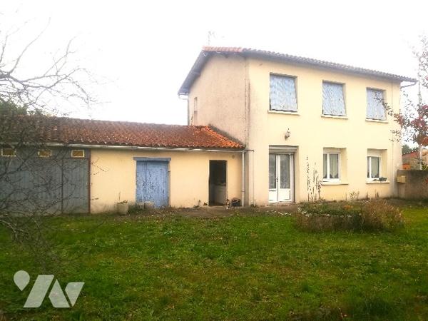Proche centre-bourg, maison ancienne à rénover sur 2 niveaux avec garage et jardin