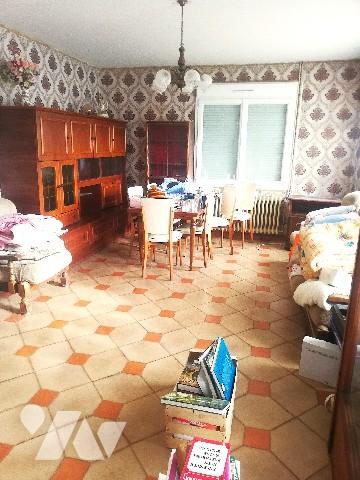 Proche centre-bourg, maison ancienne à rénover sur 2 niveaux avec garage et jardin