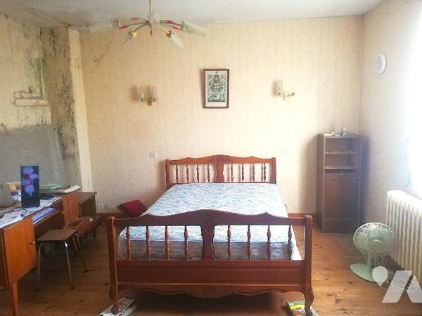 Proche centre-bourg, maison ancienne à rénover sur 2 niveaux avec garage et jardin