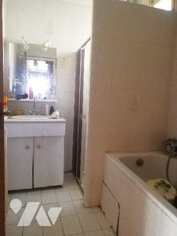 Proche centre-bourg, maison ancienne à rénover sur 2 niveaux avec garage et jardin