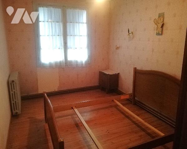 Proche centre-bourg, maison ancienne à rénover sur 2 niveaux avec garage et jardin