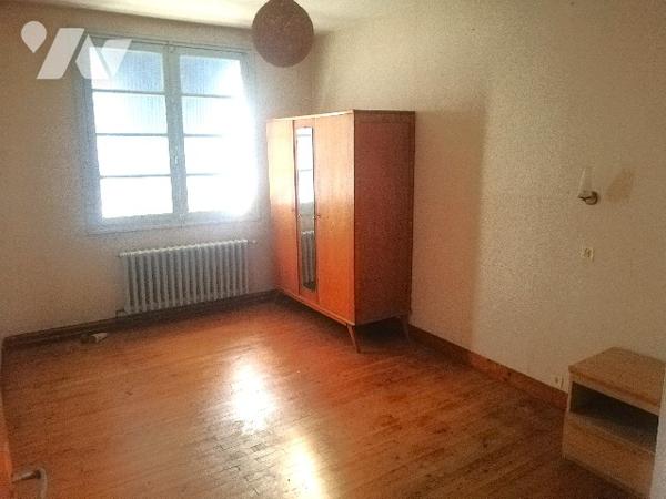 Proche centre-bourg, maison ancienne à rénover sur 2 niveaux avec garage et jardin