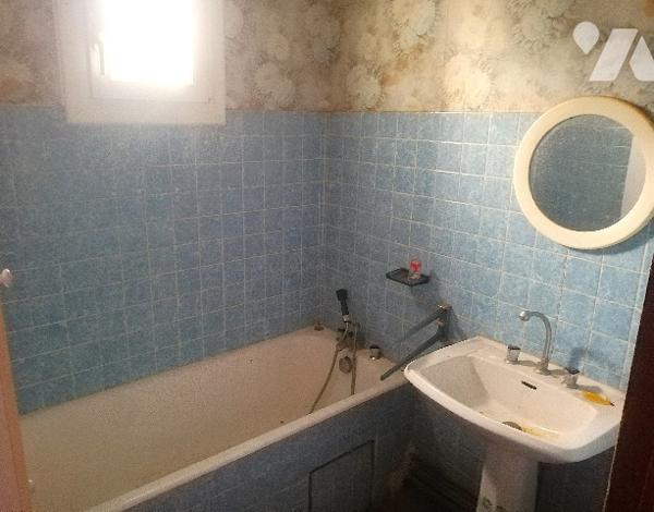 Proche centre-bourg, maison ancienne à rénover sur 2 niveaux avec garage et jardin