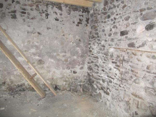 Maison d'habitation à rénover au cœur d'un joli village.