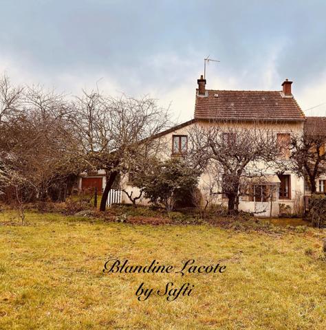 Maison de campagne avec terrain attenant, garages