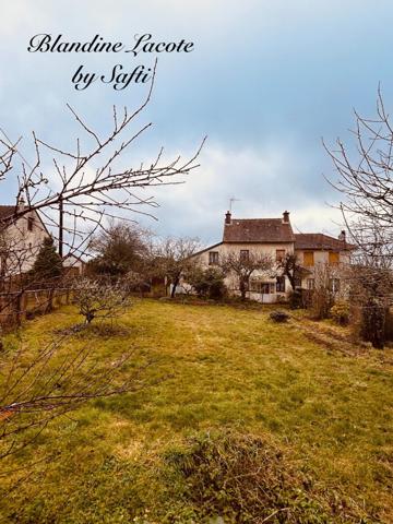 Maison de campagne avec terrain attenant, garages