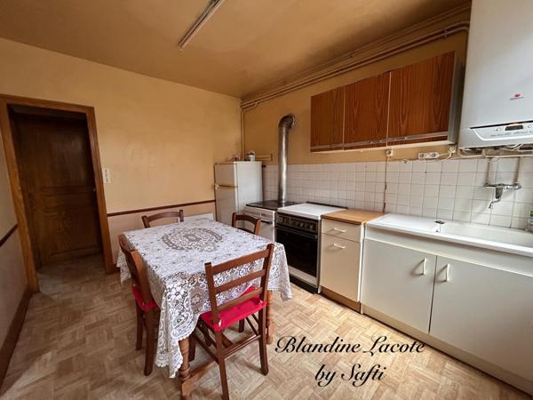 Maison de campagne avec terrain attenant, garages