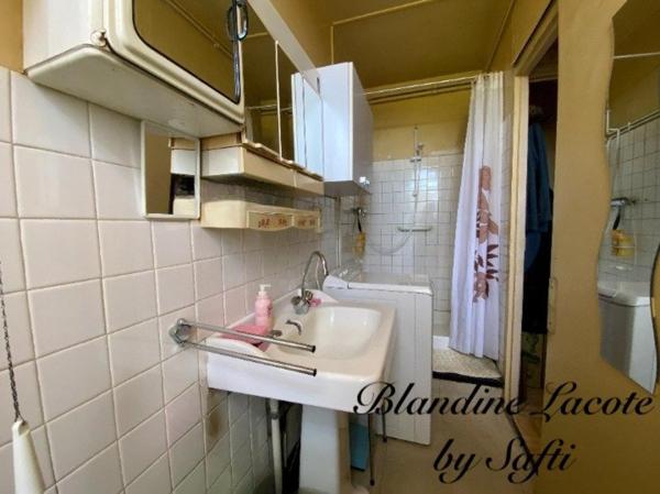 Maison de campagne avec terrain attenant, garages