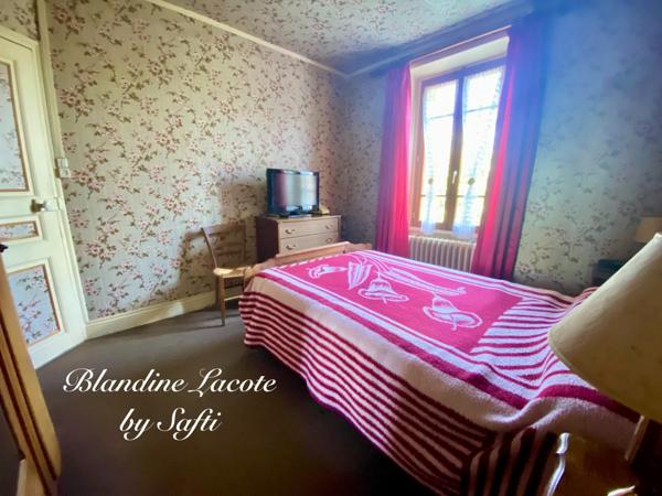 Maison de campagne avec terrain attenant, garages