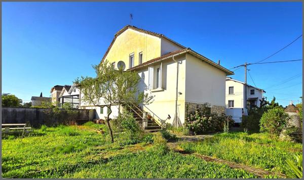 Maison de village mitoyenne 140 m²  tous commerces à pied