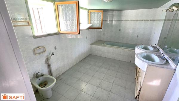 Maison de village mitoyenne 140 m²  tous commerces à pied