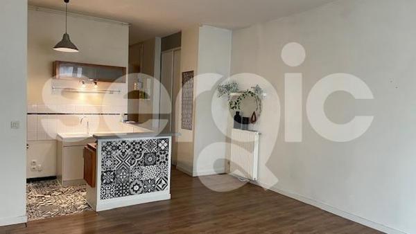 Location 2 Pieces 49 69100 Villeurbanne 57 0179 01 0048