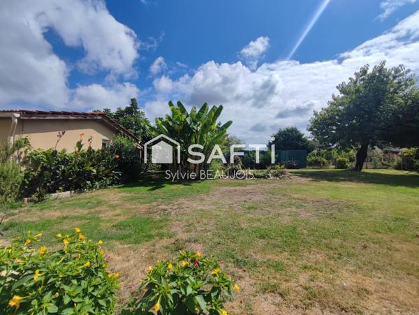 Belle périgourdine avec jardin fleuri et un hangar