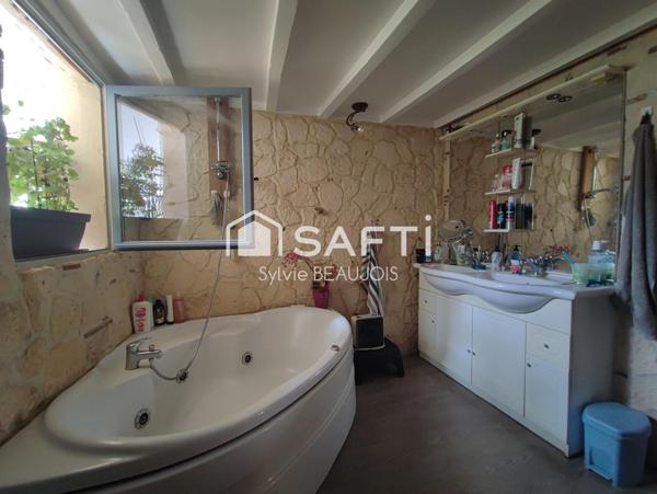 Belle périgourdine avec jardin fleuri et un hangar