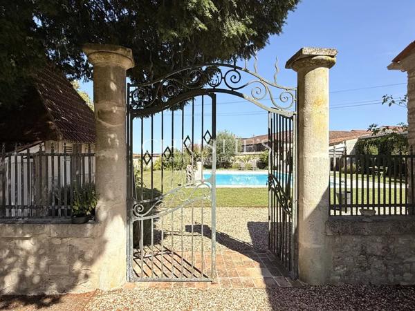 Élégante Maison de Maître du XIXe siècle au cœur de la Grande Champagne