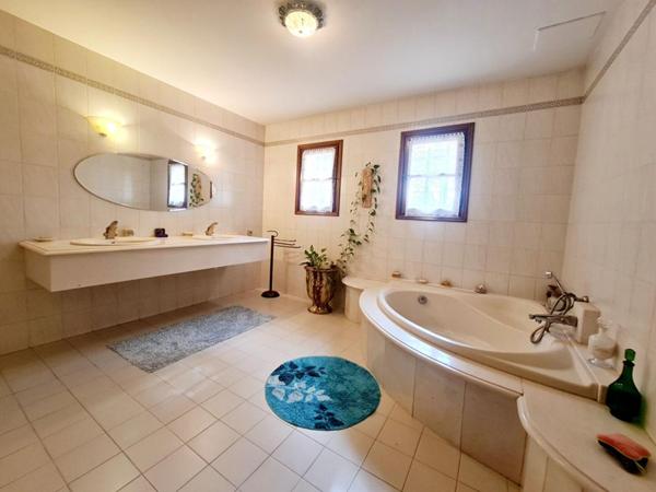ALES - Villa 220m² avec piscine & pool house - 4 chambres- Proche commerces