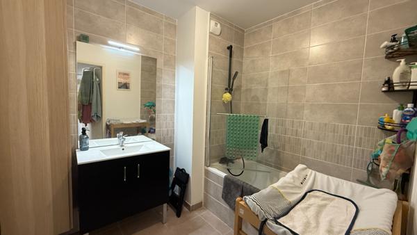 Appartement Saint-maximin-la-sainte-baume 2 chambres avec terrasse, garage en sous sol