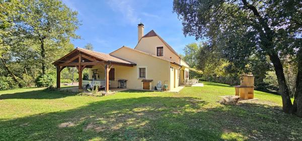 A Groléjac belle et grande maison dans bel environnement au calme au sommet d’une colline avec une vue