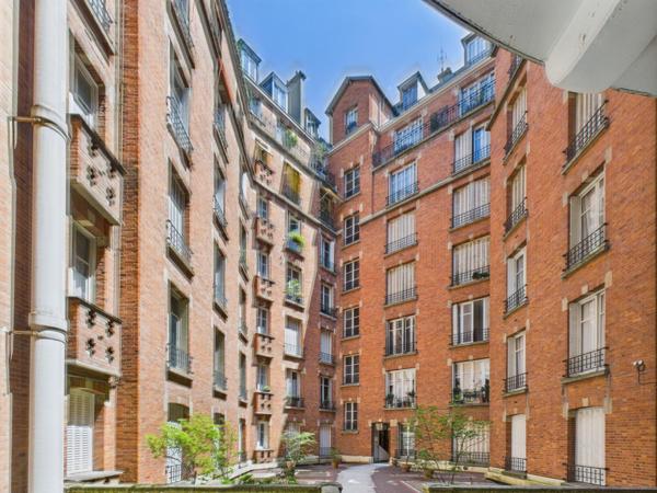 Paris VIIe, limite Paris VIe – Bac / Bon Marché – Appartement familial de charme avec éléments anciens