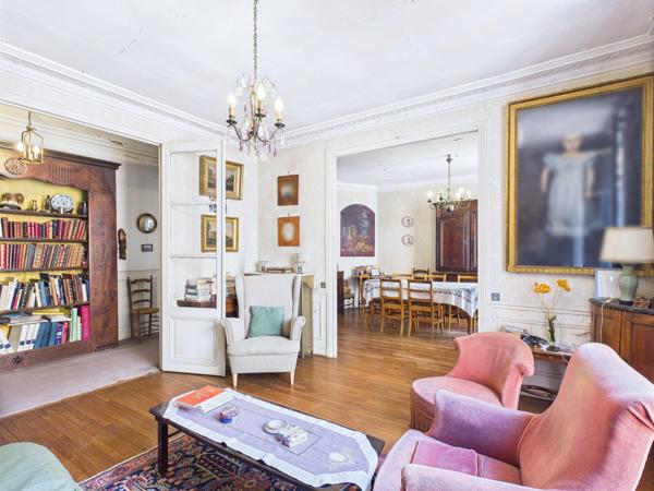 Paris VIIe, limite Paris VIe – Bac / Bon Marché – Appartement familial de charme avec éléments anciens