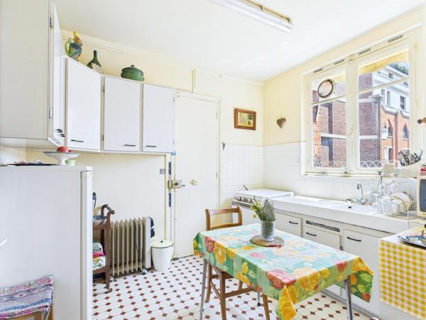 Paris VIIe, limite Paris VIe – Bac / Bon Marché – Appartement familial de charme avec éléments anciens