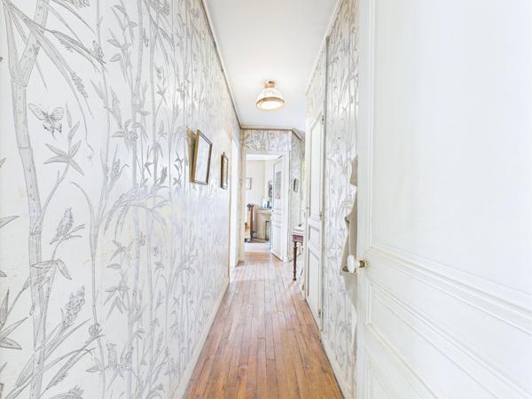 Paris VIIe, limite Paris VIe – Bac / Bon Marché – Appartement familial de charme avec éléments anciens