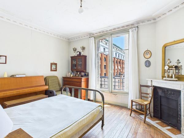 Paris VIIe, limite Paris VIe – Bac / Bon Marché – Appartement familial de charme avec éléments anciens