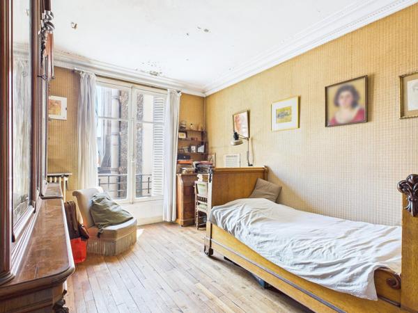 Paris VIIe, limite Paris VIe – Bac / Bon Marché – Appartement familial de charme avec éléments anciens