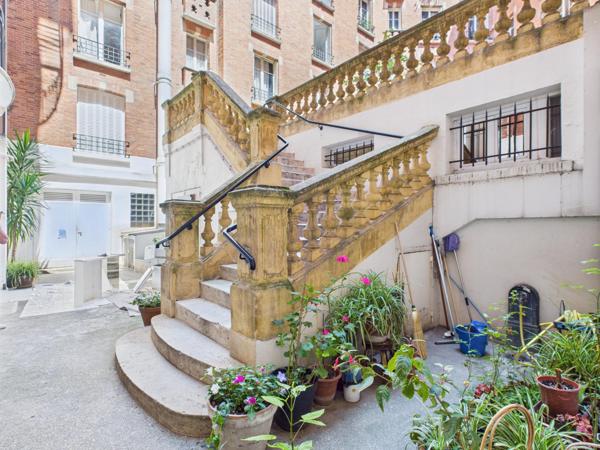Paris VIIe, limite Paris VIe – Bac / Bon Marché – Appartement familial de charme avec éléments anciens