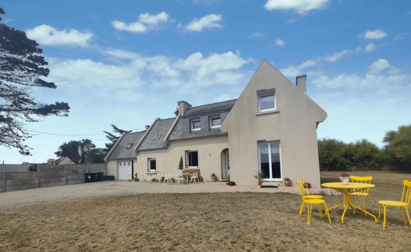 Cléder – Maison rénovée de 94 m² à 200 m de la plage, terrain de 1967 m²