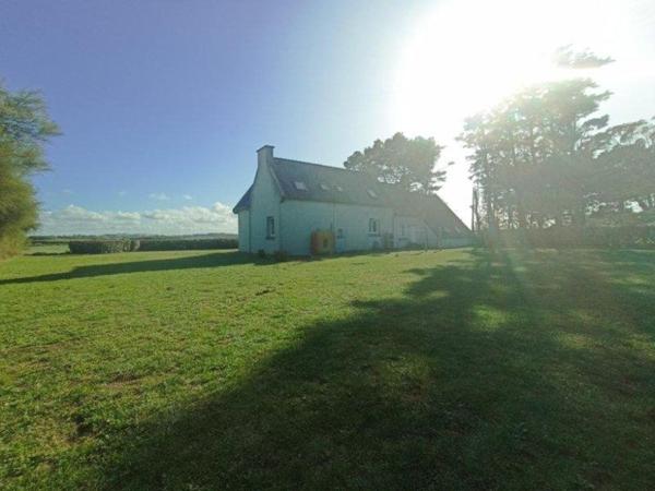 Cléder – Maison rénovée de 94 m² à 200 m de la plage, terrain de 1967 m²