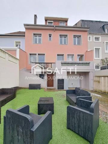 A Mulhouse dans le quartier prisé du Bas-Rebberg, belle et agréable maison mitoyenne de 194 m2, 8 pièces, 6 chambres sur terrain de 221 m2 avec terrasse-jardin, sous-sol et garage.