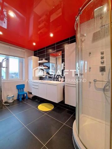 A Mulhouse dans le quartier prisé du Bas-Rebberg, belle et agréable maison mitoyenne de 194 m2, 8 pièces, 6 chambres sur terrain de 221 m2 avec terrasse-jardin, sous-sol et garage.