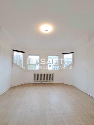 A Mulhouse dans le quartier prisé du Bas-Rebberg, belle et agréable maison mitoyenne de 194 m2, 8 pièces, 6 chambres sur terrain de 221 m2 avec terrasse-jardin, sous-sol et garage.