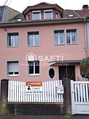 A Mulhouse dans le quartier prisé du Bas-Rebberg, belle et agréable maison mitoyenne de 194 m2, 8 pièces, 6 chambres sur terrain de 221 m2 avec terrasse-jardin, sous-sol et garage.