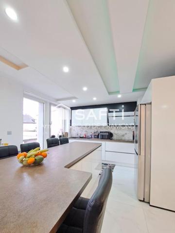 A Mulhouse dans le quartier prisé du Bas-Rebberg, belle et agréable maison mitoyenne de 194 m2, 8 pièces, 6 chambres sur terrain de 221 m2 avec terrasse-jardin, sous-sol et garage.