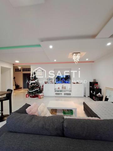 A Mulhouse dans le quartier prisé du Bas-Rebberg, belle et agréable maison mitoyenne de 194 m2, 8 pièces, 6 chambres sur terrain de 221 m2 avec terrasse-jardin, sous-sol et garage.