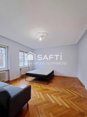 A Mulhouse dans le quartier prisé du Bas-Rebberg, belle et agréable maison mitoyenne de 194 m2, 8 pièces, 6 chambres sur terrain de 221 m2 avec terrasse-jardin, sous-sol et garage.