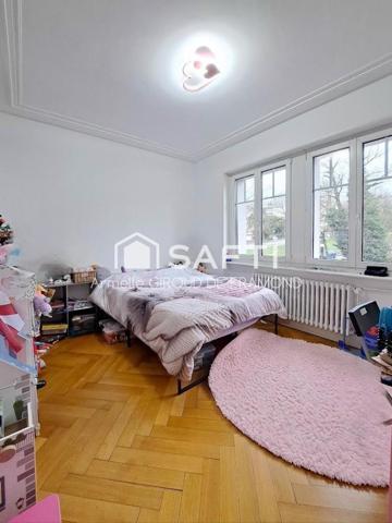 A Mulhouse dans le quartier prisé du Bas-Rebberg, belle et agréable maison mitoyenne de 194 m2, 8 pièces, 6 chambres sur terrain de 221 m2 avec terrasse-jardin, sous-sol et garage.