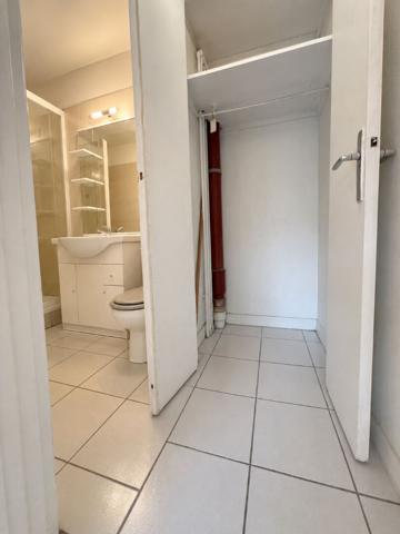 STUDIO LUMINEUX AVEC EXTÉRIEUR AUX PORTES DE PARIS